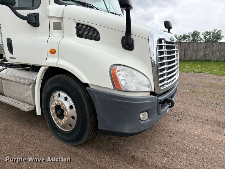 image for item FK0247 2012 Freightliner Cascadia semi truck