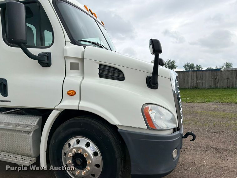 image for item FK0247 2012 Freightliner Cascadia semi truck