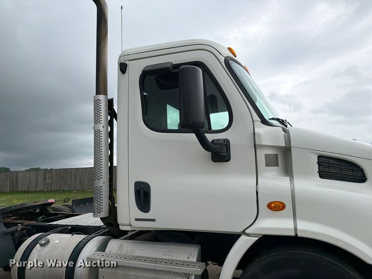 image for item FK0247 2012 Freightliner Cascadia semi truck