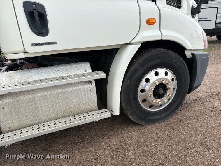 image for item FK0247 2012 Freightliner Cascadia semi truck