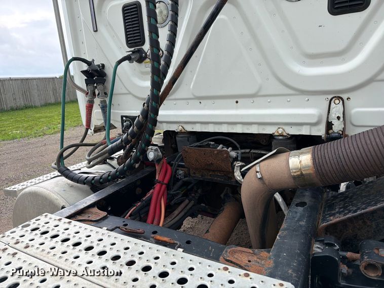 image for item FK0247 2012 Freightliner Cascadia semi truck