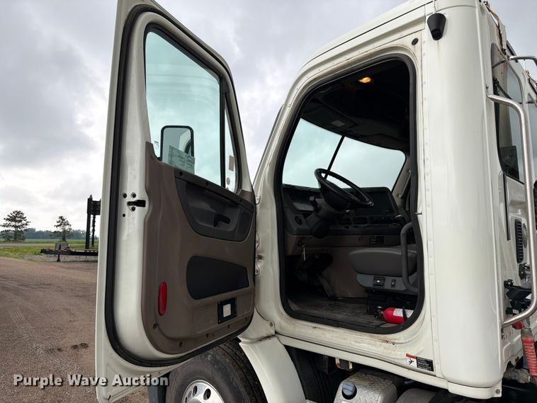 image for item FK0247 2012 Freightliner Cascadia semi truck