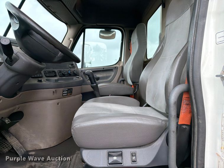 image for item FK0247 2012 Freightliner Cascadia semi truck