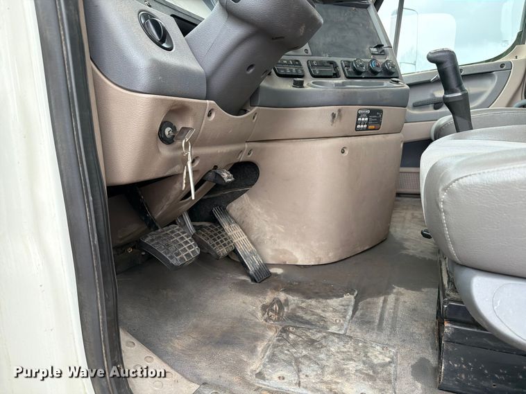 image for item FK0247 2012 Freightliner Cascadia semi truck