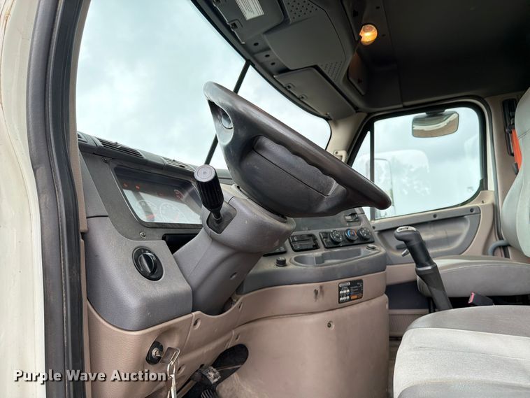 image for item FK0247 2012 Freightliner Cascadia semi truck