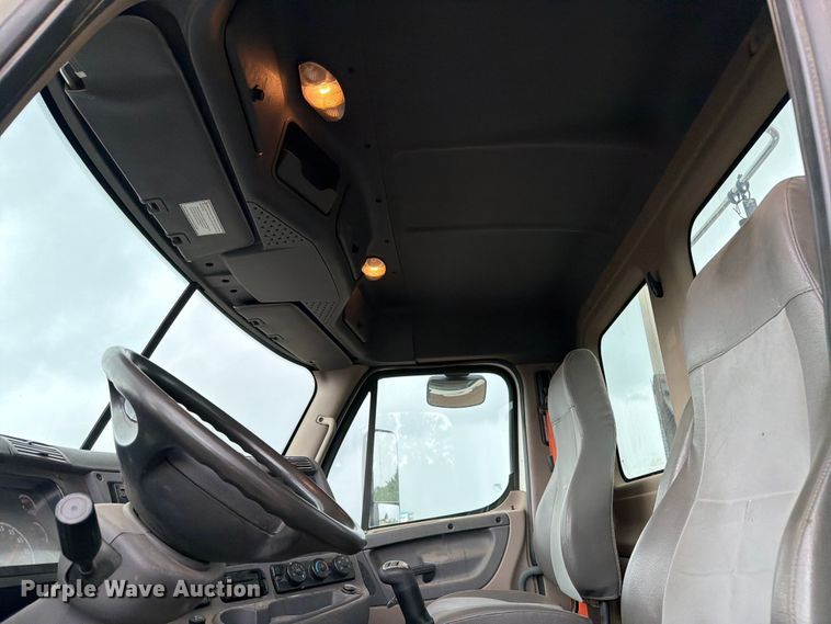 image for item FK0247 2012 Freightliner Cascadia semi truck
