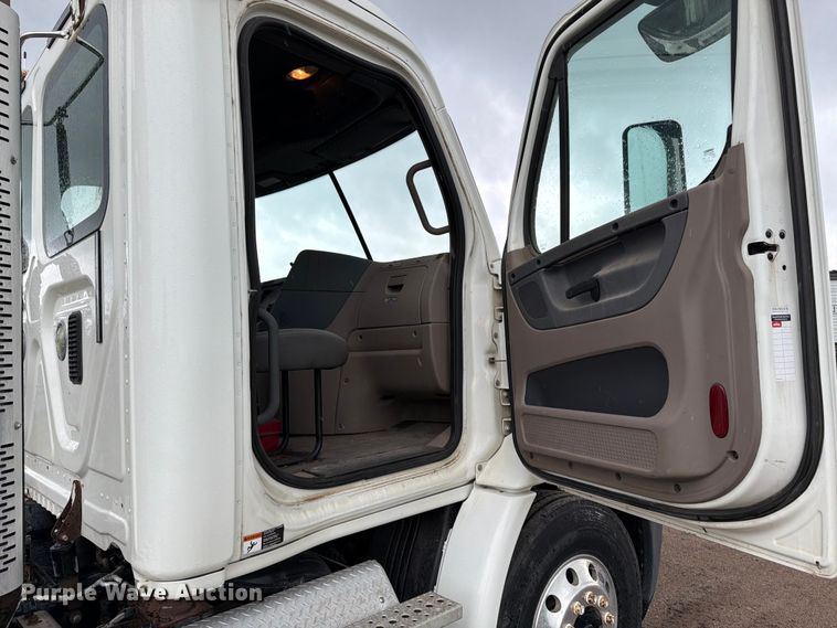 image for item FK0247 2012 Freightliner Cascadia semi truck