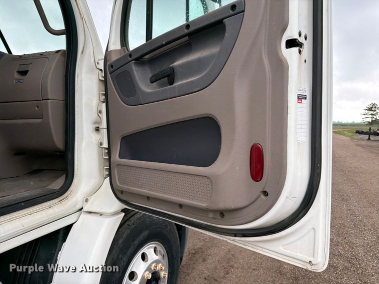 image for item FK0247 2012 Freightliner Cascadia semi truck