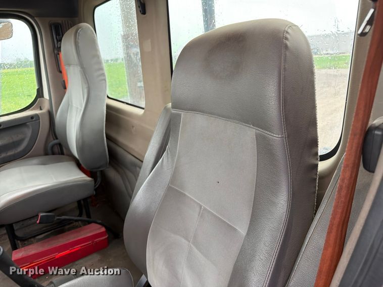 image for item FK0247 2012 Freightliner Cascadia semi truck