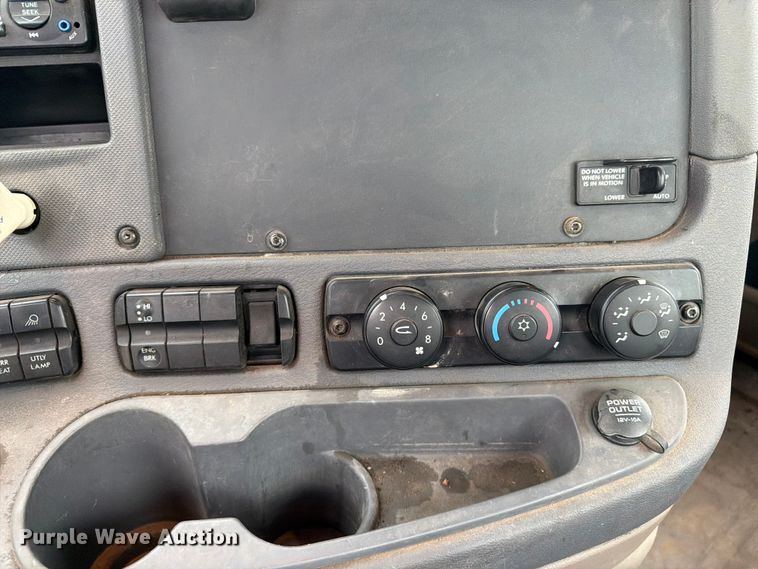 image for item FK0247 2012 Freightliner Cascadia semi truck
