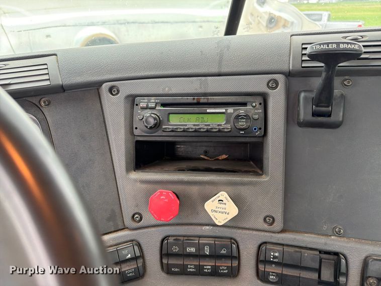 image for item FK0247 2012 Freightliner Cascadia semi truck