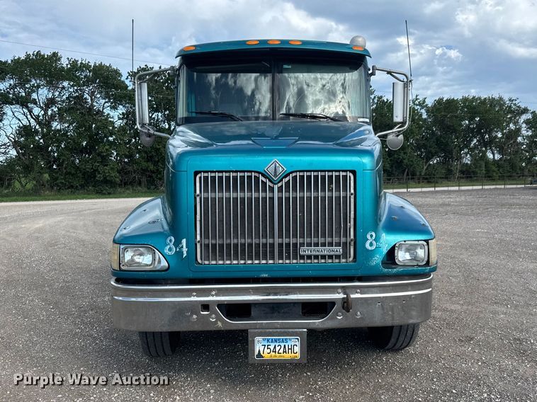 image for item NA9512 2000 International 9200i semi truck