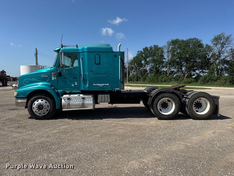image for item NA9512 2000 International 9200i semi truck