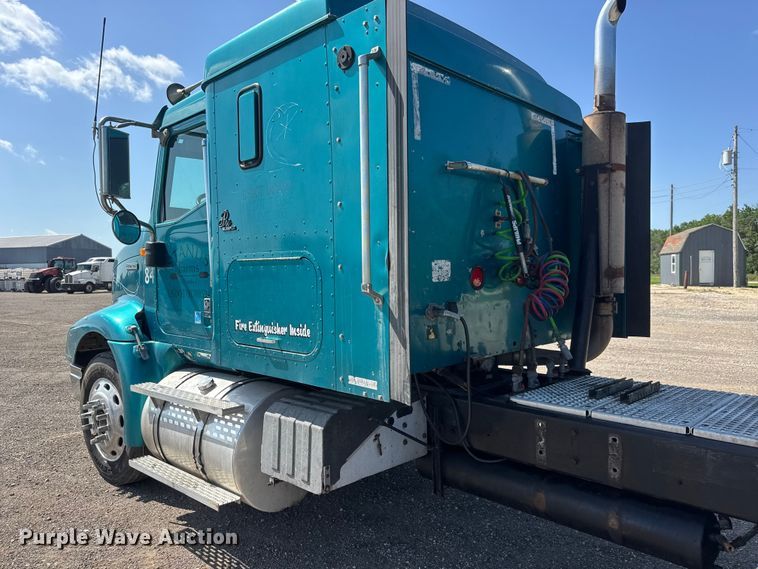 image for item NA9512 2000 International 9200i semi truck