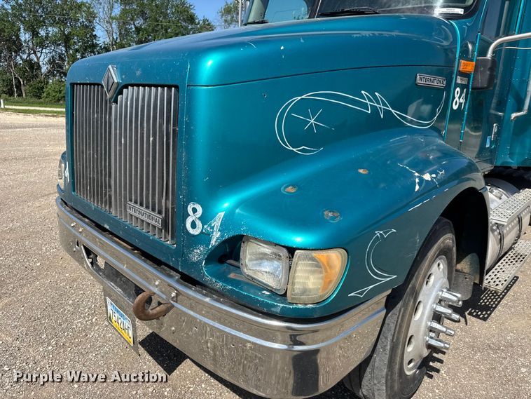 image for item NA9512 2000 International 9200i semi truck