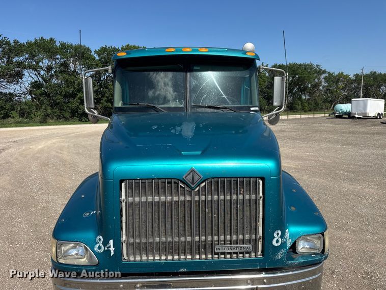image for item NA9512 2000 International 9200i semi truck