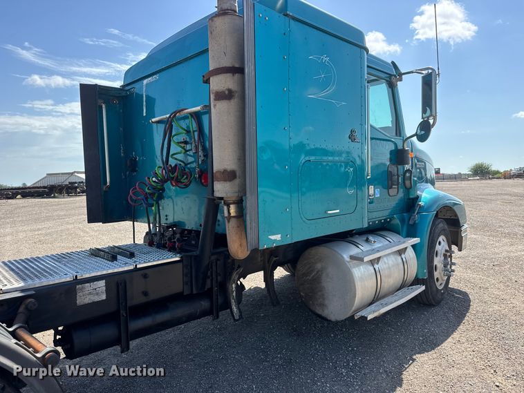 image for item NA9512 2000 International 9200i semi truck