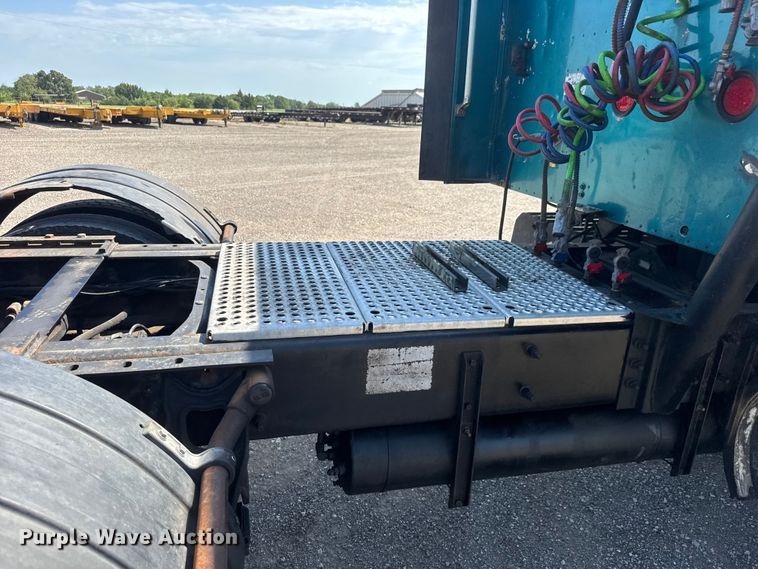 image for item NA9512 2000 International 9200i semi truck