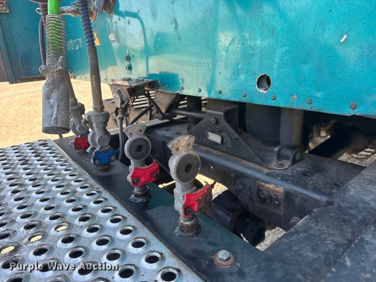 image for item NA9512 2000 International 9200i semi truck
