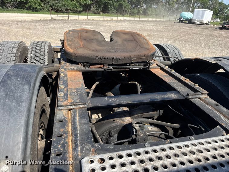 image for item NA9512 2000 International 9200i semi truck