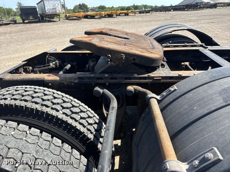 image for item NA9512 2000 International 9200i semi truck