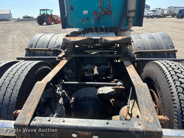image for item NA9512 2000 International 9200i semi truck