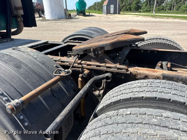 image for item NA9512 2000 International 9200i semi truck