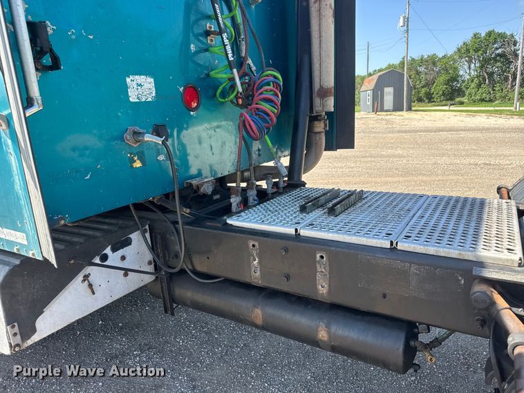 image for item NA9512 2000 International 9200i semi truck