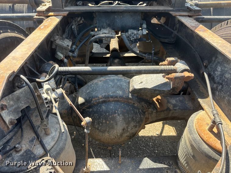 image for item NA9512 2000 International 9200i semi truck