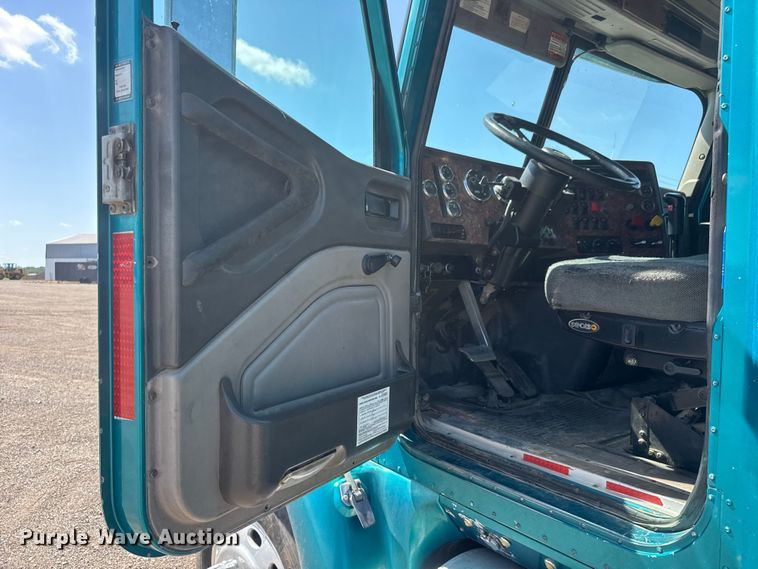 image for item NA9512 2000 International 9200i semi truck