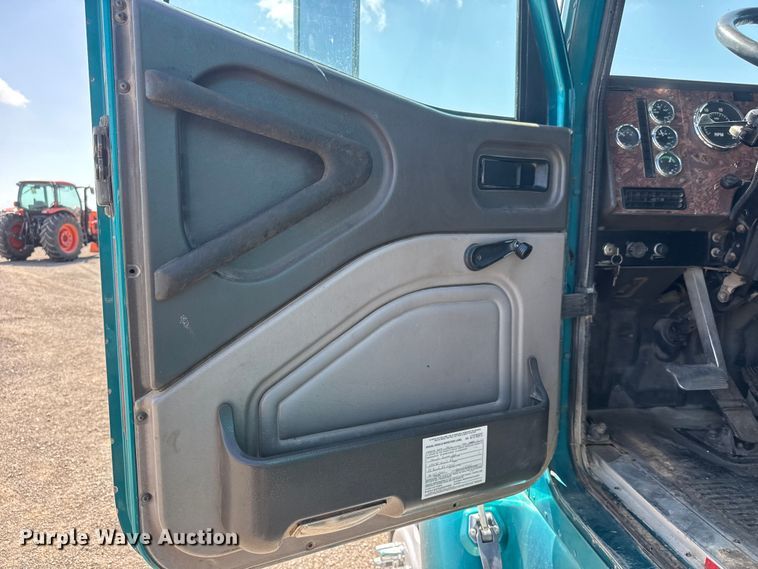 image for item NA9512 2000 International 9200i semi truck