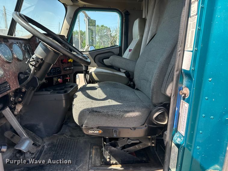 image for item NA9512 2000 International 9200i semi truck