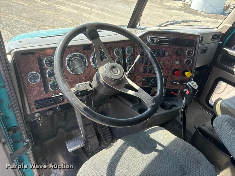 image for item NA9512 2000 International 9200i semi truck