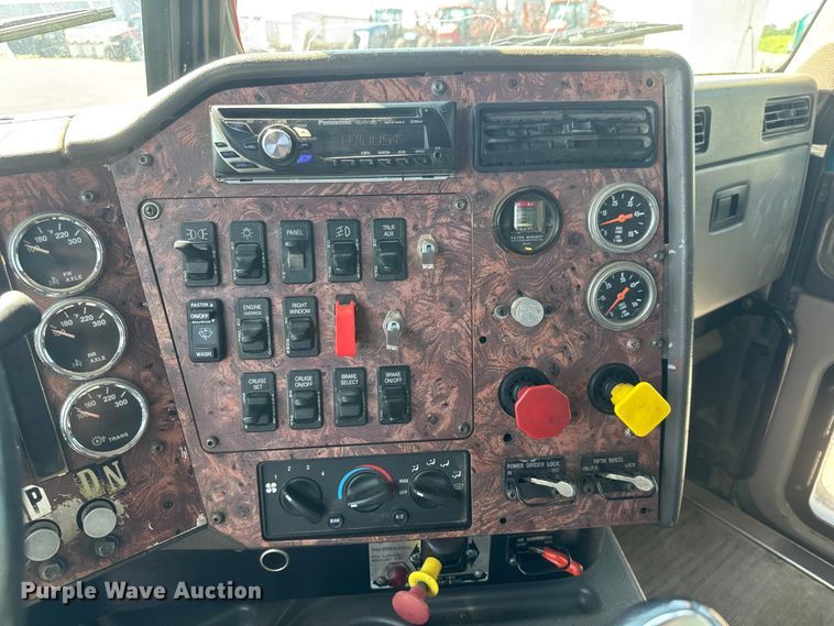 image for item NA9512 2000 International 9200i semi truck