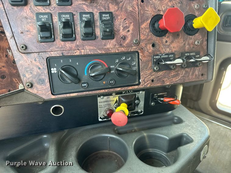 image for item NA9512 2000 International 9200i semi truck