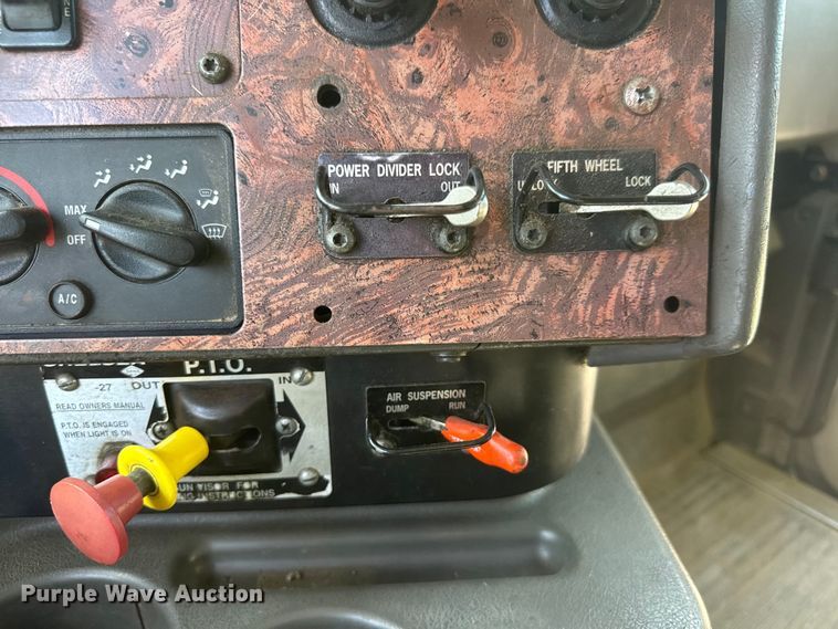 image for item NA9512 2000 International 9200i semi truck