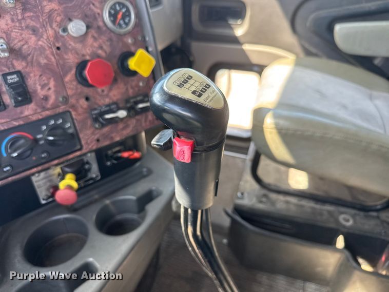 image for item NA9512 2000 International 9200i semi truck