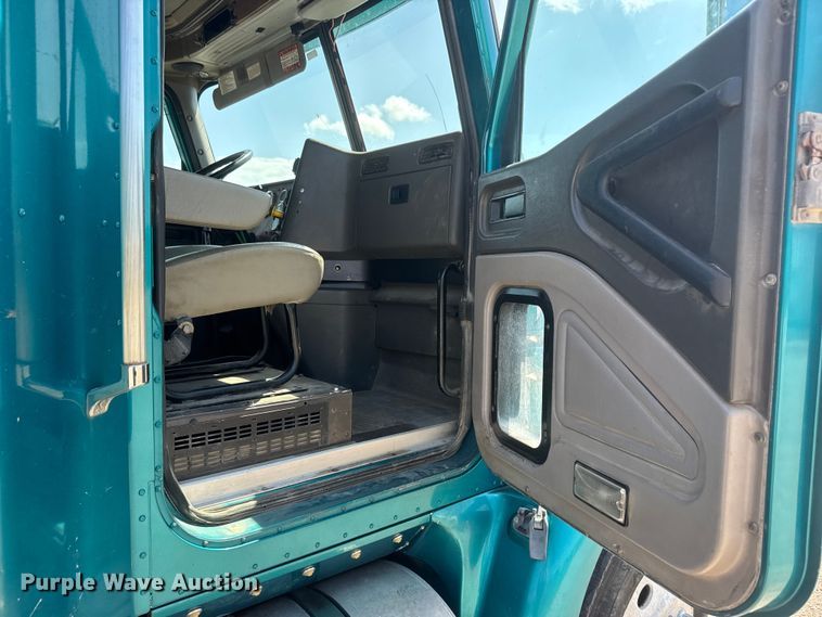 image for item NA9512 2000 International 9200i semi truck