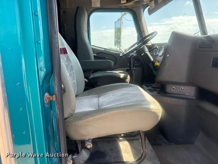 image for item NA9512 2000 International 9200i semi truck