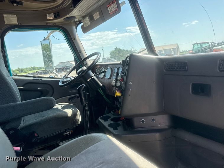 image for item NA9512 2000 International 9200i semi truck
