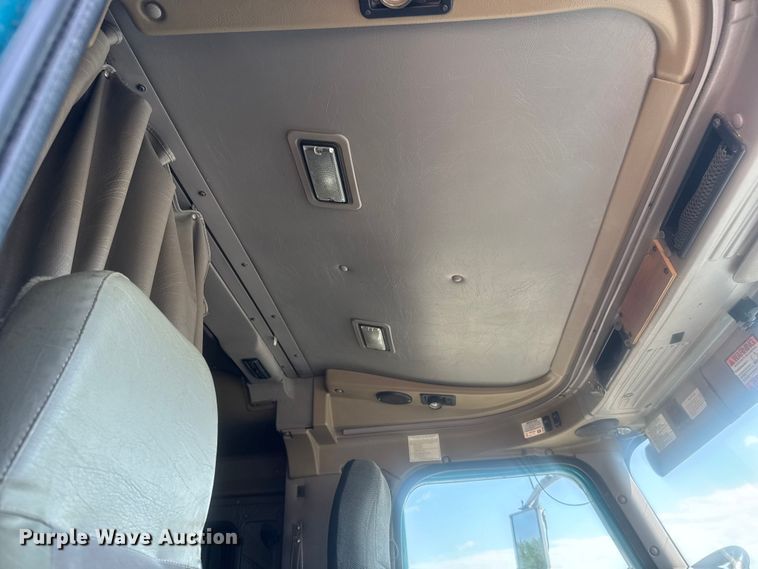 image for item NA9512 2000 International 9200i semi truck