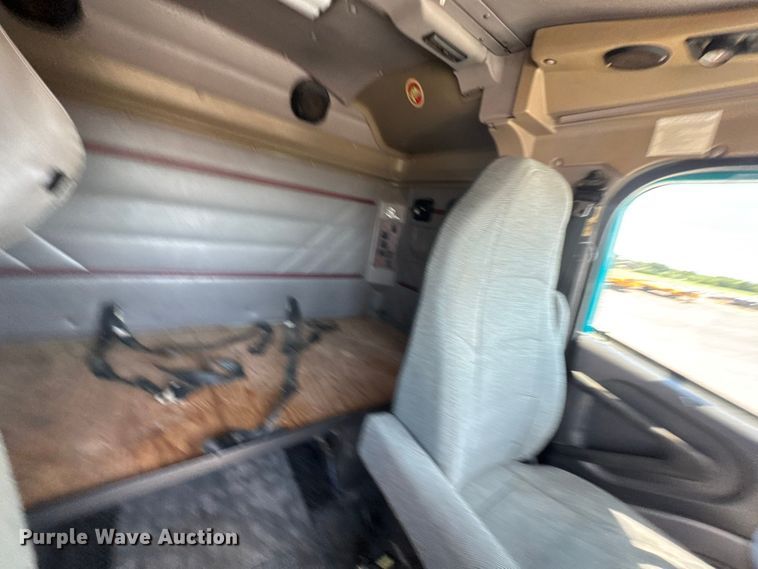 image for item NA9512 2000 International 9200i semi truck