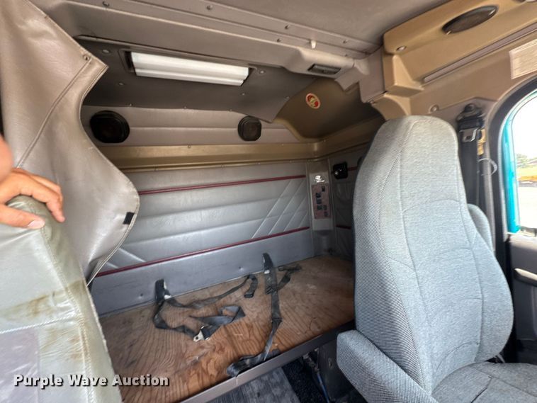 image for item NA9512 2000 International 9200i semi truck