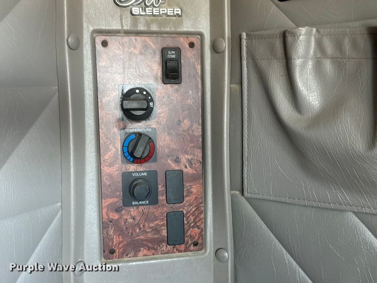 image for item NA9512 2000 International 9200i semi truck