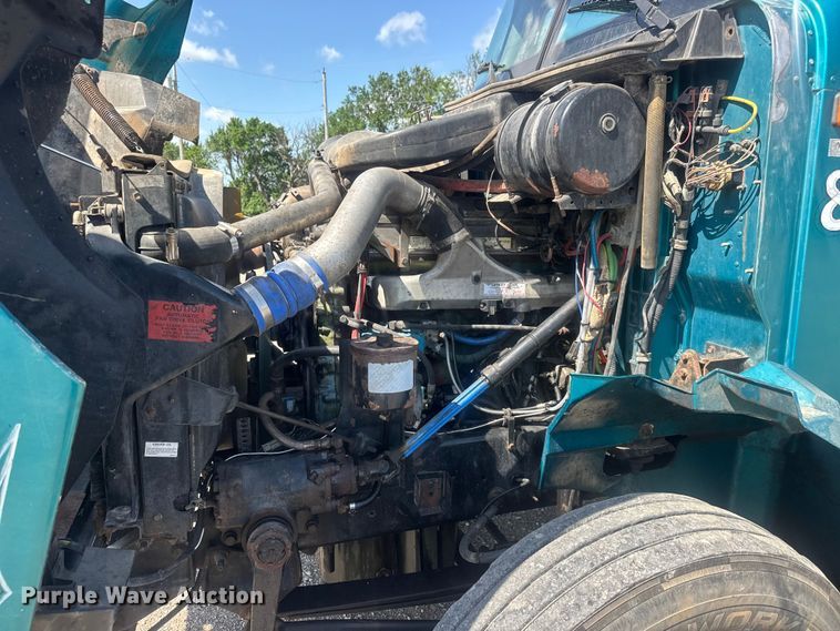 image for item NA9512 2000 International 9200i semi truck
