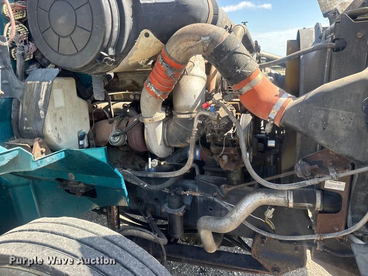 image for item NA9512 2000 International 9200i semi truck