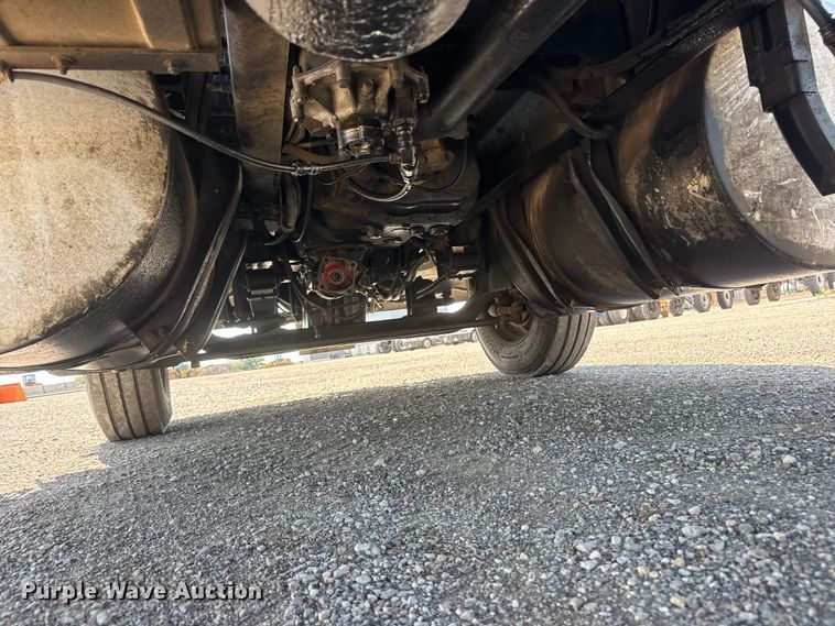 image for item NA9512 2000 International 9200i semi truck