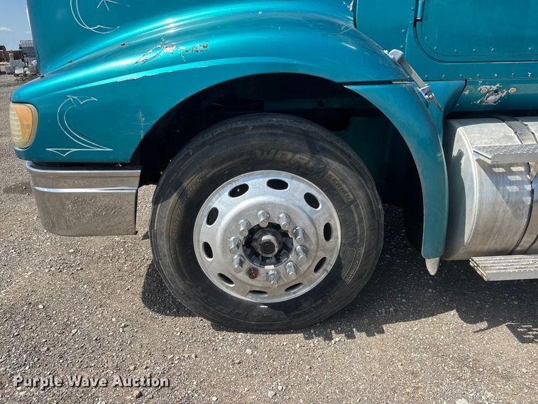 image for item NA9512 2000 International 9200i semi truck