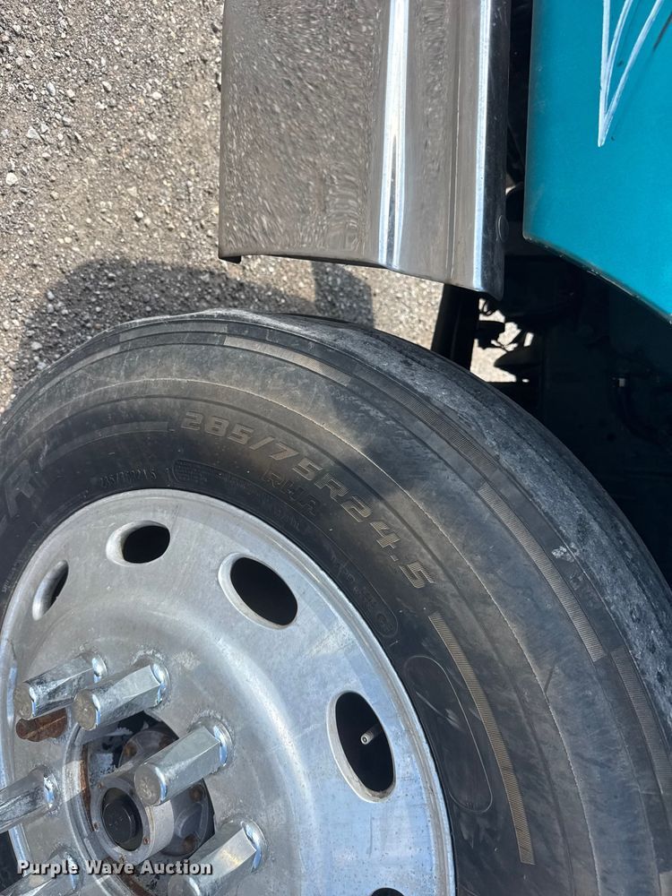 image for item NA9512 2000 International 9200i semi truck