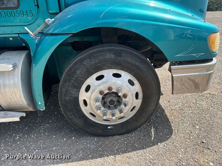 image for item NA9512 2000 International 9200i semi truck
